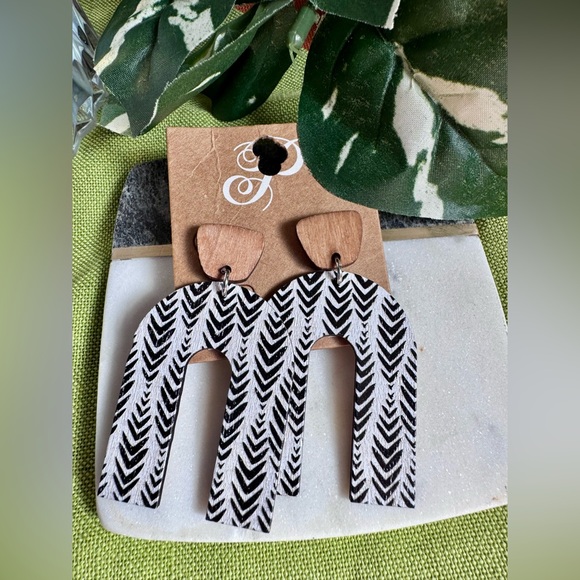 Plunder Black and White Chevron Earrings - Picture 2 of 4